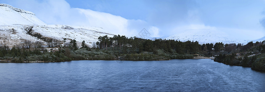 森林山脉湖泊的全景冬季景观图片