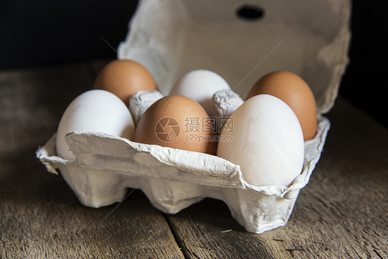 新鲜鸡蛋鸡蛋盒穆迪自然照明复古风格图片