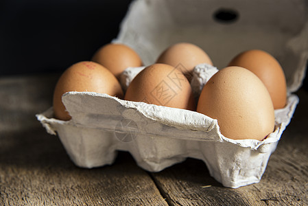 新鲜鸡蛋鸡蛋盒穆迪自然照明复古风格图片