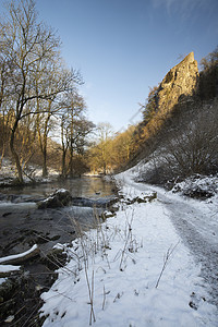 美丽的冬季雪覆盖着乡村的河流景观,充满了倒影图片