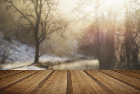 美丽的冬季雪覆盖了乡村景观的河流流动与倒影与木制木板地板图片