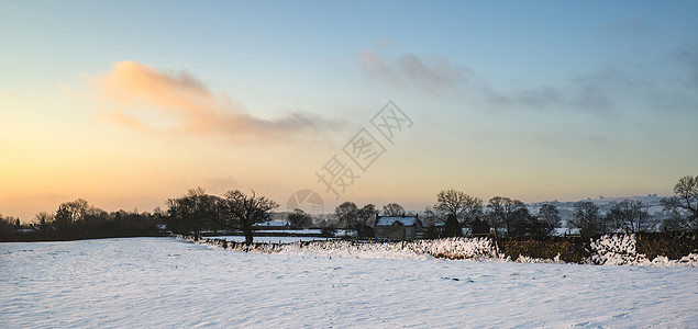 美丽的雪覆盖了日出的冬季乡村景观图片