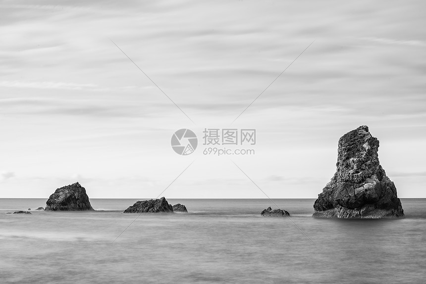 美丽的长曝光平的景观岩石海上的黑白图片