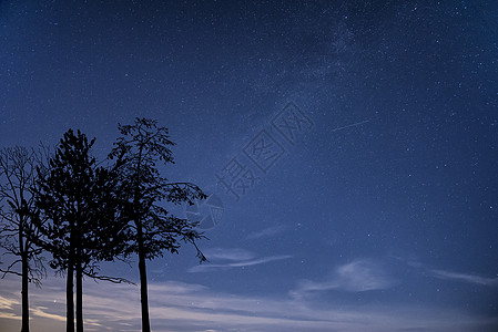 银河星系的夜空图像与自然轮廓图片