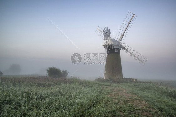 风车美丽的夏季日出的迷人景观图片