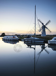 帆船停泊河岸日出时的乡村景观图片
