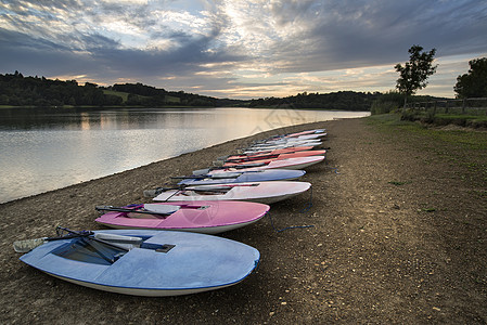 夏季日落湖上的景观与休闲船岸上图片