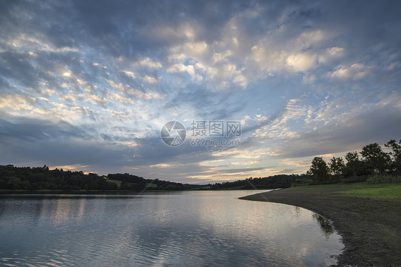 英国乡村夏天平静的湖上戏剧的日落图片