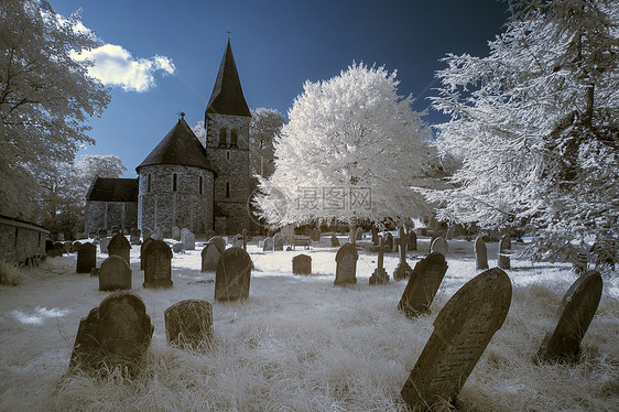 英国乡村景观中的老教堂红外图片