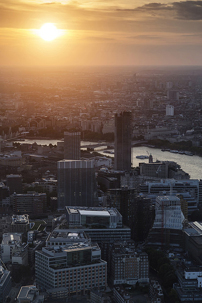 伦敦泰晤士河上的日落图片