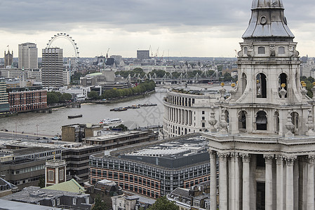 伦敦城市空中俯瞰天际线与戏剧的天空图片
