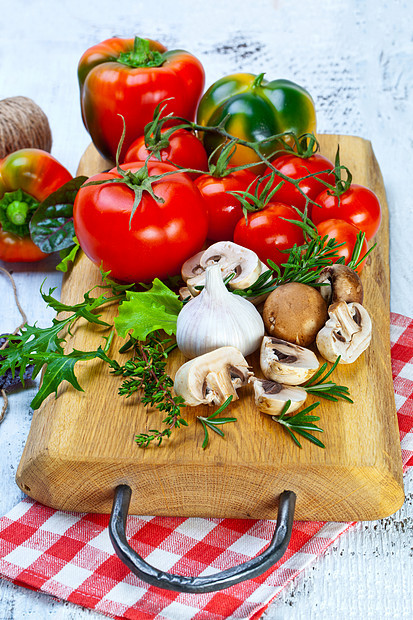 木制背景上的健康生物蔬菜图片