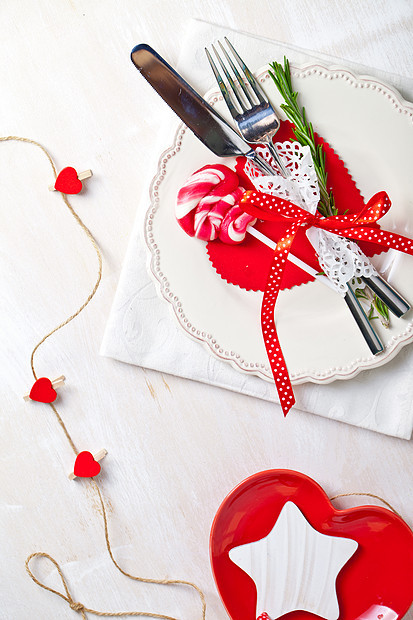情人节餐桌与盘子,刀,叉子,红丝带心图片