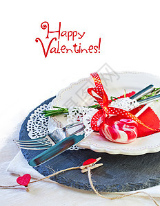 情人节餐桌与盘子,刀,叉子,红丝带心图片