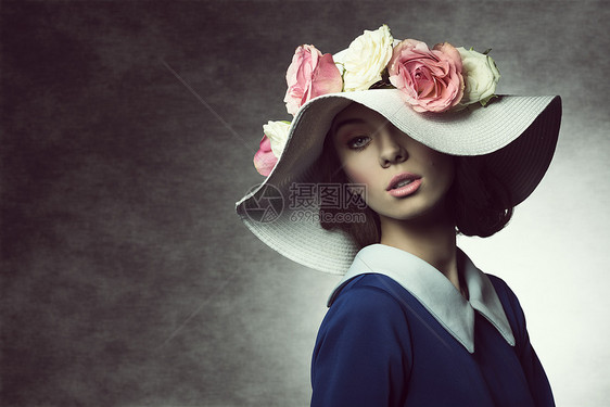 时尚镜头优雅的女孩与白色帽子玫瑰,复古风格,春天的图片