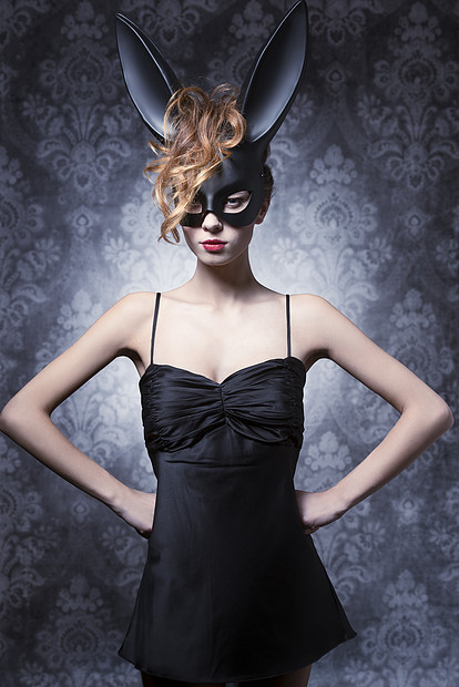 感,可爱,迷人,优雅的女人穿着黑色兔子嘉华服装,卷曲的发型漂亮的化妆图片