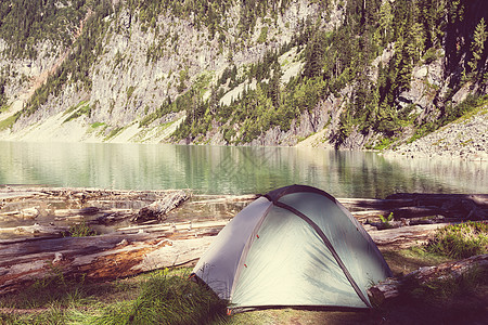 山湖上的帐篷图片