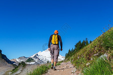 山上徒步旅行的人图片