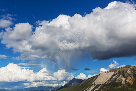 山里的雨图片