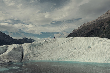 肯尼克特冰川上的湖泊,赖格尔斯特伊利亚斯公园,阿拉斯加图片