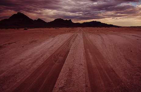 波恩维尔盐沙漠的路戏剧的观点犹他州图片