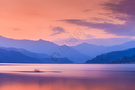 齐勒塔尔山五颜六色的船贝格纳斯湖,波哈拉地区,尼泊尔背景