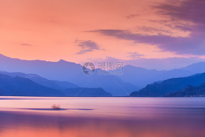 五颜六色的船贝格纳斯湖,波哈拉地区,尼泊尔图片