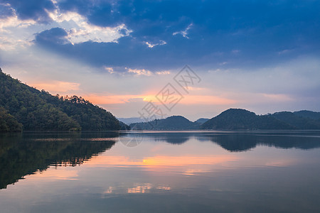 日落贝格纳斯湖,波哈拉地区,尼泊尔图片
