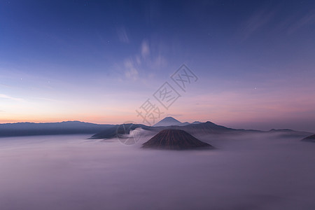 雾山夜间溴巴托克塞默鲁火山,爪哇岛,印度尼西亚背景