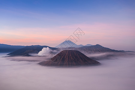 印度尼西亚爪哇岛日出时的溴巴托克塞默鲁火山图片