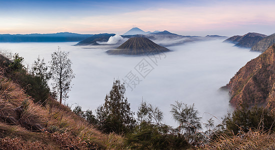 印度尼西亚爪哇岛日出时的溴巴托克塞默鲁火山图片