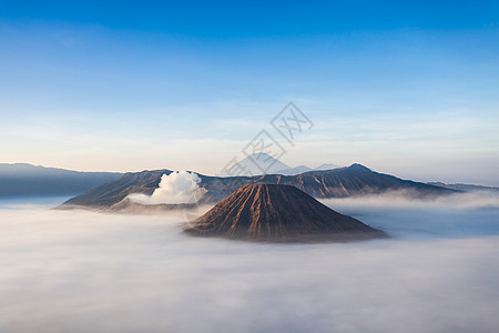 印度尼西亚爪哇岛日出时的溴巴托克塞默鲁火山图片