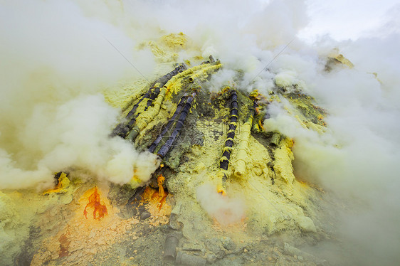 印度尼西亚东爪哇伊根火山火山口内的硫矿图片