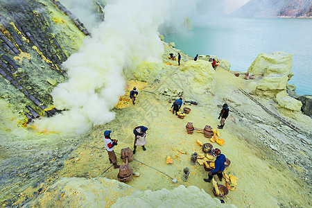 硫磺矿工伊根火山火山口,东爪哇,印度尼西亚图片