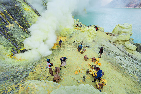 硫磺矿工伊根火山火山口,东爪哇,印度尼西亚图片