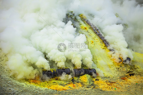 印度尼西亚东爪哇伊根火山火山口内的硫矿图片