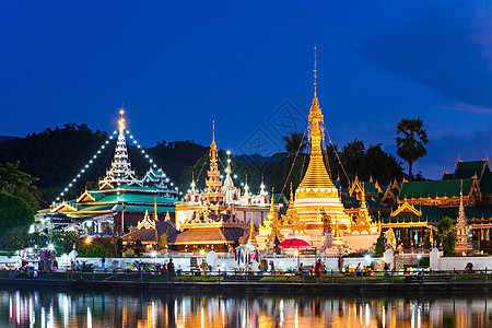 湖与瓦中克拉朗瓦中汉寺庙日落,梅洪儿子,泰国图片