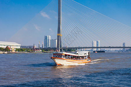 泰国曼谷潮法雅河上的当地运输船图片