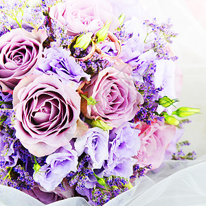 新娘花紫色花与婚礼金戒指背景图片