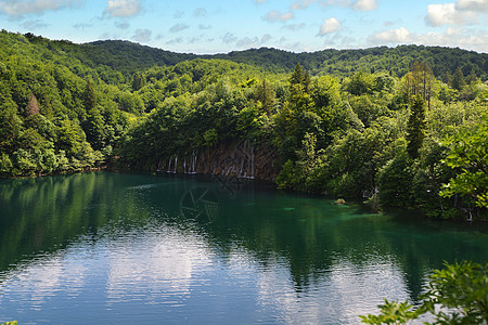 风景如画的湖森林的高山上图片