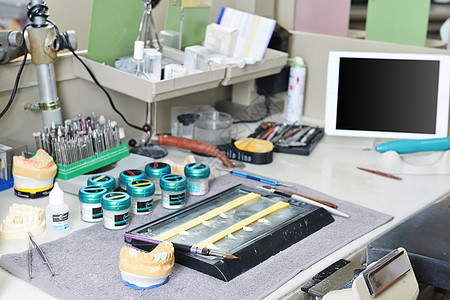 牙科技师处理假牙带牙科工具的桌子xa图片