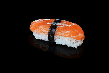 黑色背景上美味的寿司卷图片