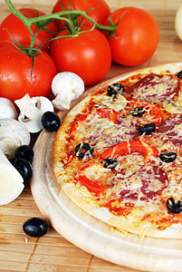 新鲜出炉的比萨饼配辣香肠橄榄蘑菇图片
