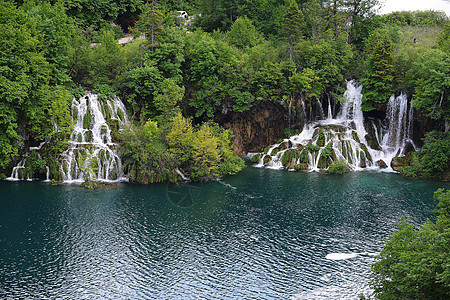 风景如画的湖森林里,高山上瀑布图片