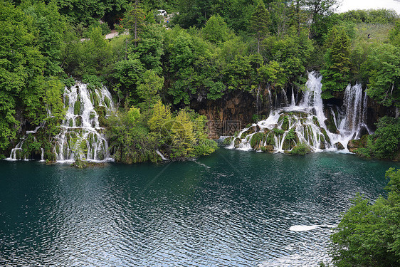 风景如画的湖森林里,高山上瀑布图片