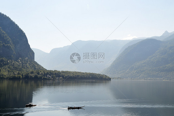 高山上美丽的湖山景图片