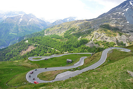 蛇形山路蜿蜒穿过山谷图片