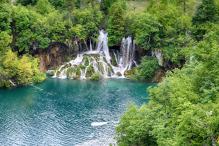 风景如画的湖森林里,高山上瀑布图片