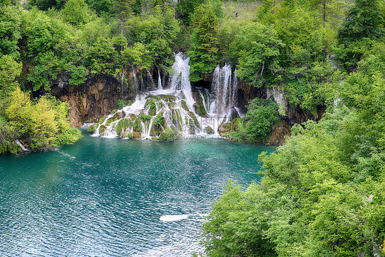 风景如画的湖森林里,高山上瀑布图片