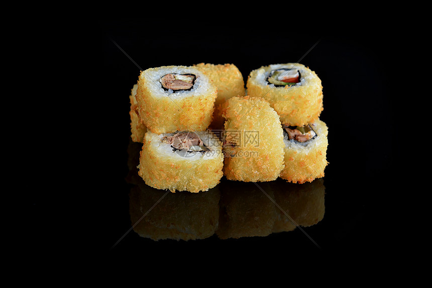 黑色背景上美味的寿司卷图片
